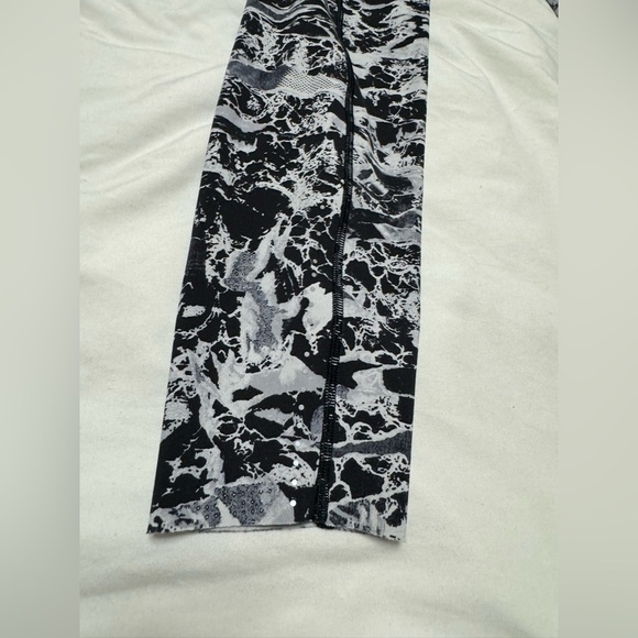 Lululemon Fast & Free 7/8 Tight II *Nulux 25" - Picture 5 of 8